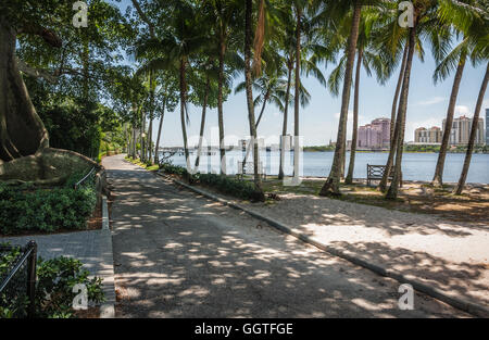 Lake Trail sur l'île de Palm Beach avec vue à West Palm Beach, en Floride d'horizon de l'autre l'Intracoastal Waterway. (USA) Banque D'Images