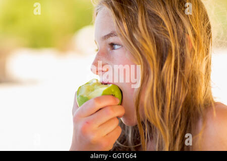 Caucasian girl eating apple Banque D'Images