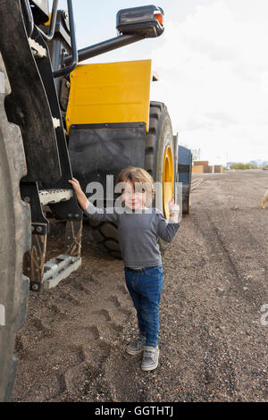 Caucasian boy holding bain sur le tracteur Banque D'Images