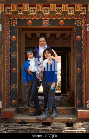 Mixed Race mother and sons in doorway Banque D'Images