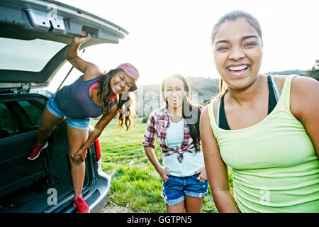 Mixed Race la mère et les filles à l'éclosion de rire voiture Banque D'Images