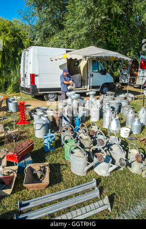 Vente-décrochage vieux arrosoirs et des bidons de lait à l'événement en plein air - sud-Touraine, France. Banque D'Images