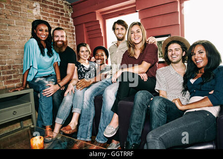 Smiling friends posing in bar Banque D'Images