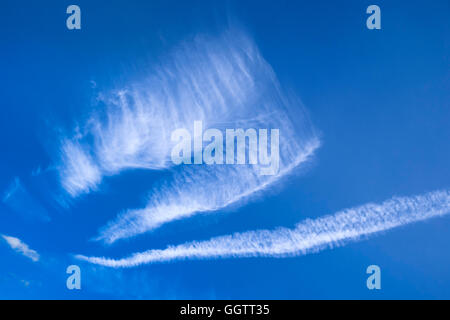 Ciel bleu avec des trainées ou chemtrails - France. Banque D'Images