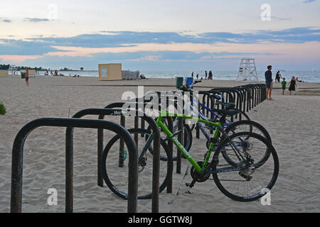 Les supports à vélo à Oak Street Beach vider au coucher du soleil à Chicago, Illinois. Banque D'Images