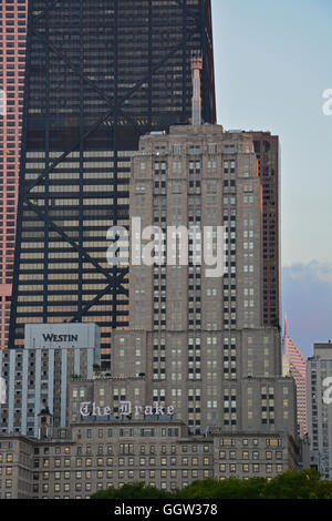 Les années 1920, époque art-déco Palmolive building sur l'horizon de Chicago du lac Michigan sur la piste cyclable près du côté nord. Banque D'Images