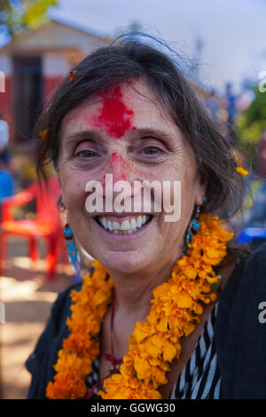 Christine Kolisch membre fondateur de WeHelpNepal.org fetted GOGANPANI est en village - Népal Banque D'Images