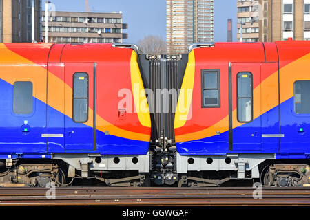 South West Trains Voitures corridor flexible connexion comme motif de formes colorées photo et image concept "flexibles" London England UK Banque D'Images