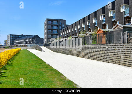 Logement moderne avec terrasse sur le nouveau 'Barking Riverside' système de régénération avec sentier de gravier blanc dans le London Borough of Barking and Dagenham UK Banque D'Images