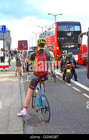 L'heure de pointe sur le pont de Londres au Royaume-Uni que les travailleurs tentent de cycle accueil en concurrence avec d'autres usagers et de circulation dans la bousculade pour obtenir loin du centre-ville Banque D'Images