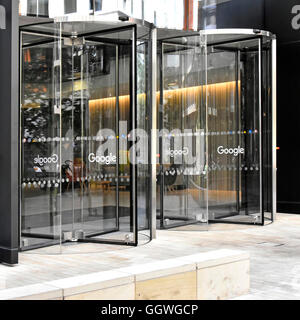 Entrée renouvelable portes à de nouveaux bureaux de Google à King Cross Londres Angleterre Royaume-uni avec le mot Google sur chaque porte à tambour Banque D'Images