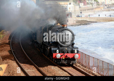 Une locomotive à vapeur d'époque passe par Exmouth sur la célèbre ligne de chemin de fer Brunel Banque D'Images