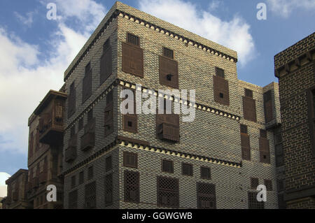 Mashrabiya windows, d'un autre type de bois tourné si Sahrili ou Maymouni ornent la façade du xviiie siècle bâtiment Beit Ramadan construit dans le style traditionnel à l'aide de petites, Delta plat peint briques alternativement en rouge et noir qui a été la maison d'habitation à des Etats arabes Killy qui était un gouverneur ottoman de la ville, dans la ville de Rosetta situé sur la rive occidentale de la branche du Nil appelé "Rashid", au nord-est d'Alexandrie. La Haute Égypte Banque D'Images