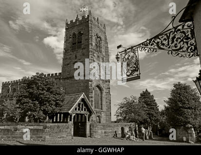 George and Dragon signe en fer forgé et St Marys Church,Great Budworth,Cheshire, Angleterre, Royaume-Uni - Monochrome Sépia Banque D'Images