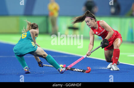 Grande-bretagne Laura Unsworth (à droite) prend on Australia's Emily Smith dans le Bassin B match de hockey aux Jeux Olympiques d'Hockey Centre le premier jour du temps des Jeux Olympiques de Rio, au Brésil. Banque D'Images