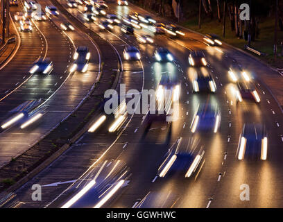 Peu de projecteurs de l'incoming torrent de voitures sur une autoroute Warringah lane en traversant la ville de Sydney, Australie. Banque D'Images