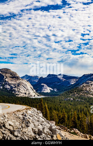 Le point de vue de Point à l'Est en direction d'Olmstead Tenaya Lake dans la région de Yosemite National Park, le long de l'autoroute 120 Tioga pass road Banque D'Images