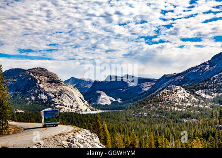 Le point de vue de Point à l'Est en direction d'Olmstead Tenaya Lake dans la région de Yosemite National Park, le long de l'autoroute 120 Tioga pass road Banque D'Images