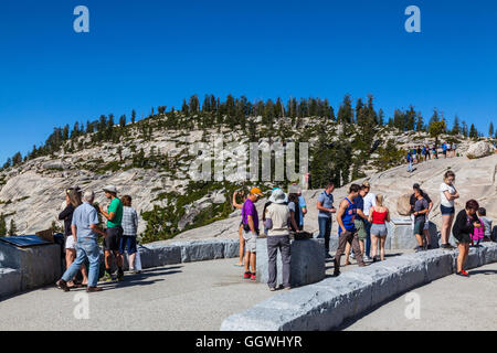 Les touristes à Olmstead point le long de l'autoroute 120 Tioga pass road in Yosemite National Park California USA Banque D'Images