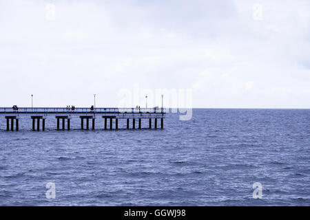 Promeneurs sur Palanga, 470 m de long "pont" dans la station balnéaire de Palanga, Lituanie Banque D'Images