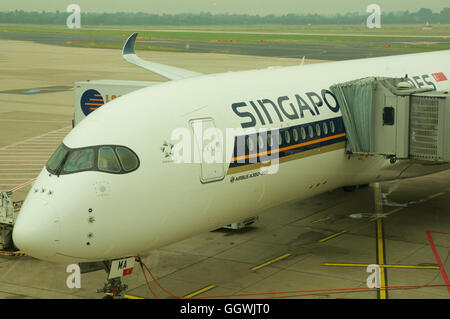 DUSSELDORF - 22 juillet 2016 : Singapore Airlines vol inaugural de l'Airbus A350 Banque D'Images