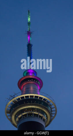 Auckland Sky Tower à partir de la lumière jusqu'au crépuscule Banque D'Images