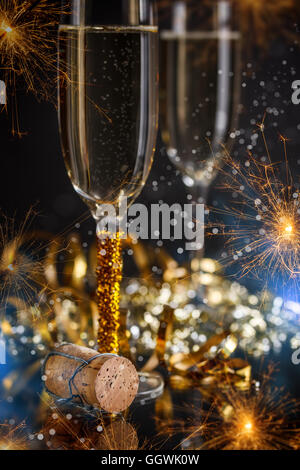 Concept du Nouvel An avec bouchon de champagne et verres Banque D'Images