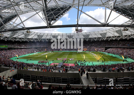 Feux d'artifice à l'intérieur du stade de Londres avant le match de la coupe Betway au stade de Londres. APPUYEZ SUR ASSOCIATION photo. Date de la photo: Dimanche 7 août 2016. Voir PA Story FOOTBALL West Ham. Le crédit photo devrait se lire: Steven Paston/PA Wire. RESTRICTIONS : aucune utilisation avec des fichiers audio, vidéo, données, listes de présentoirs, logos de clubs/ligue ou services « en direct » non autorisés. Utilisation en ligne limitée à 75 images, pas d'émulation vidéo. Aucune utilisation dans les Paris, les jeux ou les publications de club/ligue/joueur unique. Banque D'Images