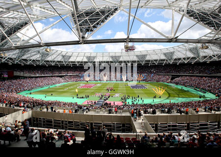 Feux d'artifice à l'intérieur du stade de Londres avant le match de la coupe Betway au stade de Londres. APPUYEZ SUR ASSOCIATION photo. Date de la photo: Dimanche 7 août 2016. Voir PA Story FOOTBALL West Ham. Le crédit photo devrait se lire: Steven Paston/PA Wire. RESTRICTIONS : aucune utilisation avec des fichiers audio, vidéo, données, listes de présentoirs, logos de clubs/ligue ou services « en direct » non autorisés. Utilisation en ligne limitée à 75 images, pas d'émulation vidéo. Aucune utilisation dans les Paris, les jeux ou les publications de club/ligue/joueur unique. Banque D'Images