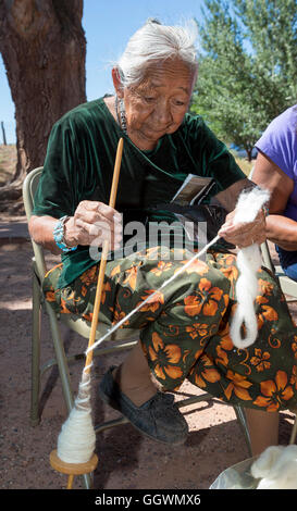 Ganado, Arizona - Un mouton, de la laine, et à l'atelier de tissage Hubbell Trading Post sur la Nation Navajo. Banque D'Images