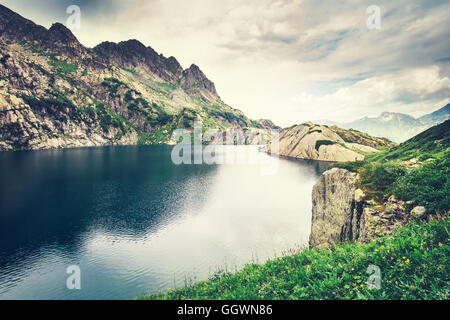 Paysage du lac magnifique avec des Montagnes Rocheuses été voyage serein vue aérienne Banque D'Images