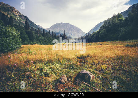 Les montagnes et la vallée de la forêt paysage idyllique en Abkhazie avec ciel nuageux ciel été voyage serein vue panoramique Banque D'Images