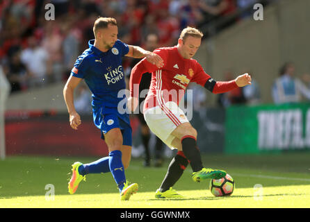 De Manchester United Wayne Rooney (droite) et Leicester City's Daniel Drinkwater (à gauche) bataille pour la balle durant le match de la protection communautaire au stade de Wembley, Londres. Banque D'Images