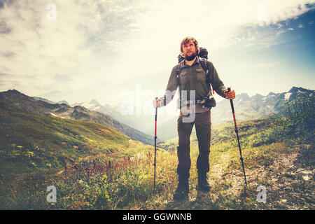 Le meilleur homme avec sac à dos et bâtons de marche alpinisme Vie Voyage wellness concept montagnes et nuages sur backgroun Banque D'Images
