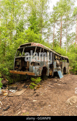 Une voiture cimetière situé dans une forêt à Kirkoe Mosse, la Suède. Banque D'Images