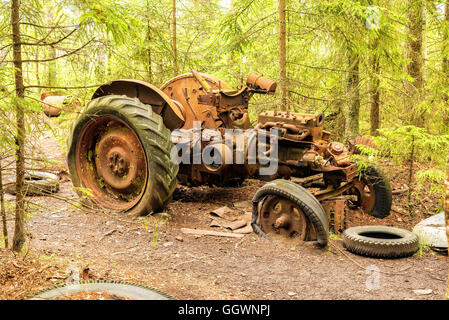 Une voiture cimetière situé dans une forêt à Kirkoe Mosse, la Suède. Banque D'Images