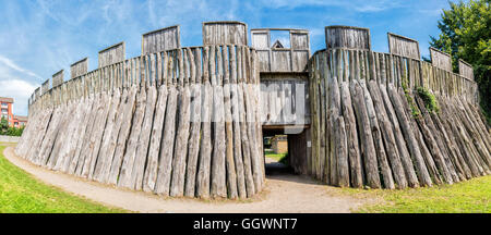 Une image panoramique de la reconstitution d'un fort viking en bois appelée trelleborg dans la ville suédoise du même nom. Banque D'Images