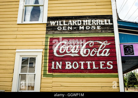 Coca Cola peint signe, l'ancienne usine de meubles, l'Art de la musique et centre communautaire, 6, rue de l'Ouest Loudoun Round Hill, VA Banque D'Images