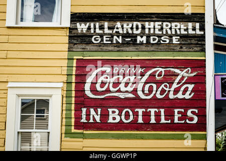 Coca Cola peint signe, l'ancienne usine de meubles, l'Art de la musique et centre communautaire, 6, rue de l'Ouest Loudoun Round Hill, VA Banque D'Images