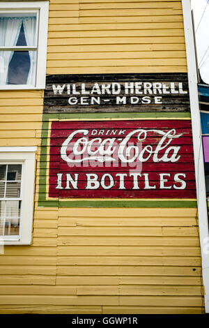 Coca Cola peint signe, l'ancienne usine de meubles, l'Art de la musique et centre communautaire, 6, rue de l'Ouest Loudoun Round Hill, VA Banque D'Images