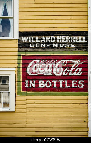 Coca Cola peint signe, l'ancienne usine de meubles, l'Art de la musique et centre communautaire, 6, rue de l'Ouest Loudoun Round Hill, VA Banque D'Images