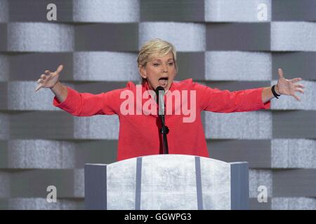 L'ancien gouverneur du Michigan Jennifer Granholm s'adressant aux délégués lors de la dernière journée de la Convention Nationale Démocratique à la Wells Fargo Center le 28 juillet 2016 à Philadelphie, Pennsylvanie. Banque D'Images