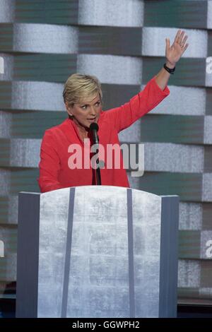 L'ancien gouverneur du Michigan Jennifer Granholm s'adressant aux délégués lors de la dernière journée de la Convention Nationale Démocratique à la Wells Fargo Center le 28 juillet 2016 à Philadelphie, Pennsylvanie. Banque D'Images