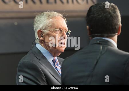 Le leader de l'opposition au Sénat Harry Reid est interrogé avant le début de la dernière journée de la Convention Nationale Démocratique à la Wells Fargo Center le 28 juillet 2016 à Philadelphie, Pennsylvanie. Banque D'Images