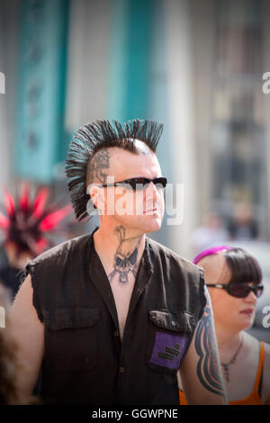 Un rocher punk rebeller rébellion Blackpool festival Spike Spiky mohican mohawk avec des cheveux noirs, la coiffure outlaw steampunk rock rocker Banque D'Images