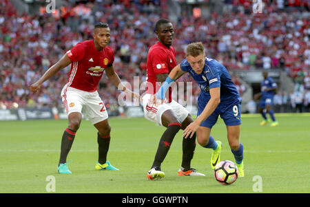 Leicester City's Jamie Vardy (à droite) reçoit Manchester United passé Eric Bailly (centre) au cours de la protection communautaire correspondent au stade de Wembley, Londres. ASSOCIATION DE PRESSE Photo. Photo date : dimanche 7 août 2016. Voir l'ACTIVITÉ DE SOCCER histoire bouclier. Crédit photo doit se lire : Adam Davy/PA Wire. RESTRICTIONS : EDITORIAL N'utilisez que pas d'utilisation non autorisée avec l'audio, vidéo, données, listes de luminaire, club ou la Ligue de logos ou services 'live'. En ligne De-match utilisation limitée à 75 images, aucune émulation. Aucune utilisation de pari, de jeux ou d'un club ou la ligue/dvd publications. Banque D'Images