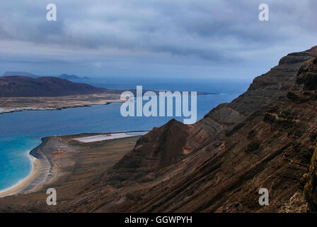 L'île de La Graciosa vue depuis les falaises de Famara et El Mirador del Rio, Lanzarote, Îles Canaries Banque D'Images