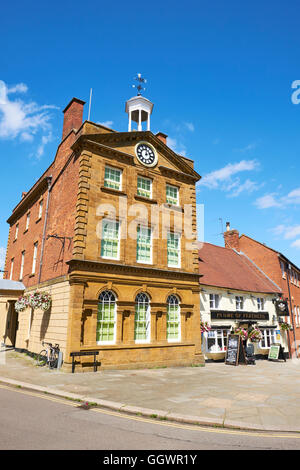 Sans objet Hall et The Plume Of Feathers House Public Place du Marché britannique du Northamptonshire Daventry Banque D'Images