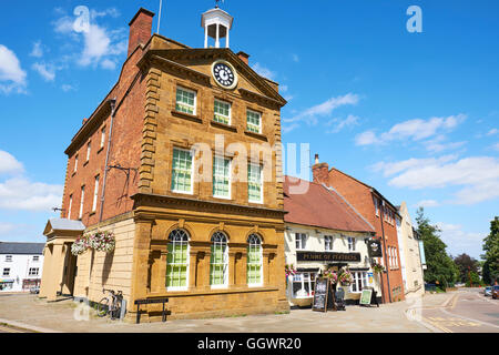 Sans objet Hall et The Plume Of Feathers House Public Place du Marché britannique du Northamptonshire Daventry Banque D'Images