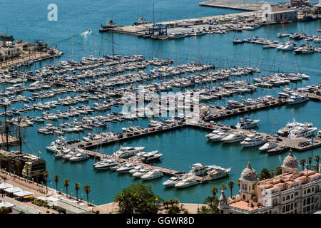 Alicante, Espagne. 07Th Aug 2016. Vue aérienne du port de plaisance d''Alicante. Alicante ville est bondée de touristes durant le mois d'août où les températures élevées et les beaux jours sont attendus. Credit : Marcos del Mazo/Pacific Press/Alamy Live News Banque D'Images